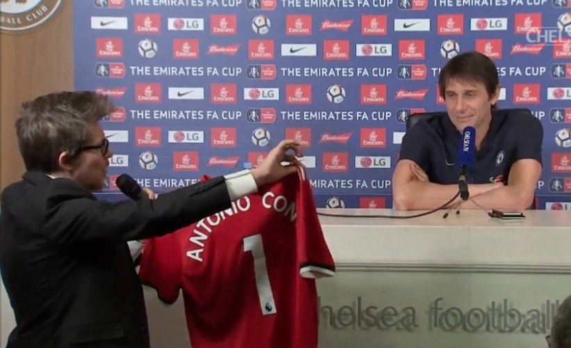 Журналист подарил Конте футболку МЮ