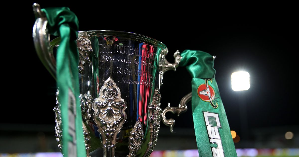 Кубок лиги казахстан. Карабао Кубок Англии. Carabao Cup трофей. Кубок Англии трофей. Кубок Лиги конференций.