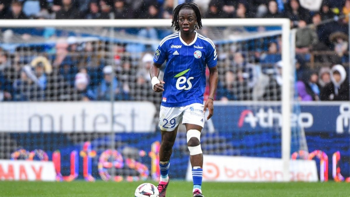 Французский защитник отправлен в резервную команду после переговоров о переходе в «Челси»