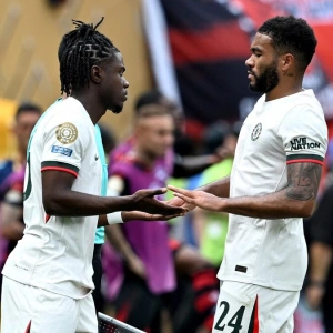 Переоцененный опорник «Челси» должен вернуться к основам – он не заслужил места в стартовом составе