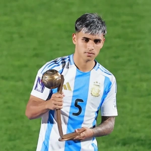 «Челси» хочет забрать 20-летнего игрока сборной Аргентины по выгодной цене, опередив «Манчестер Юнайтед»