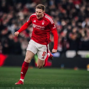 «Челси» – один из лидеров в гонке за полузащитником сборной Англии, который привлекает внимание больших клубов Премьер-лиги