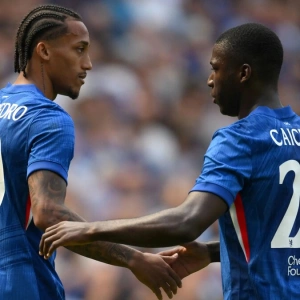 Фабрицио Романо обнародовал свежую информацию: «Челси» хочет серьёзно поговорить со своим игроком