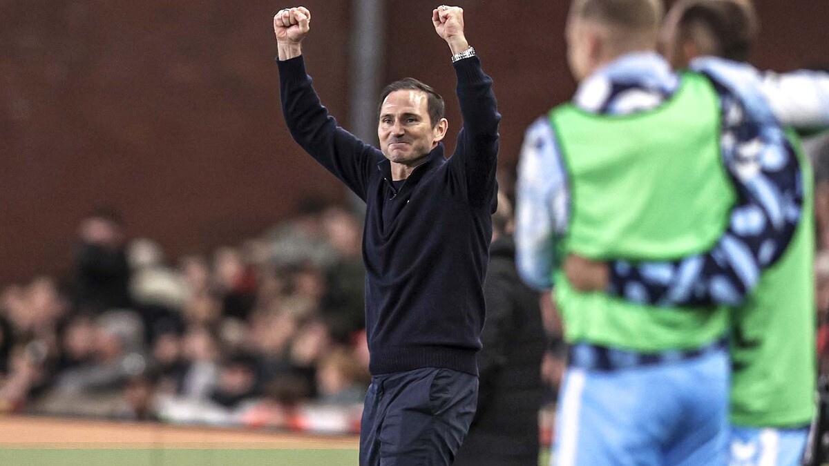 Увольняем Энцо Мареску и назначаем главным тренером «Челси» Фрэнка Лэмпарда – болельщики «синих» требуют отставки тренера Увольняем Энцо Мареску и назначаем главным тренером «Челси» Фрэнка Лэмпарда – болельщики «синих» требуют отставки тренера