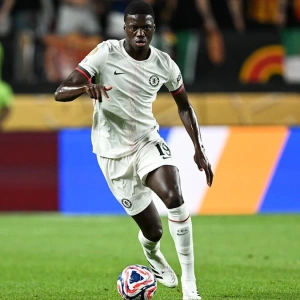 «Челси» предложил Лиаму Росеньору сделать выбор между двумя центральными защитниками, и тренер выбрал аргентинца