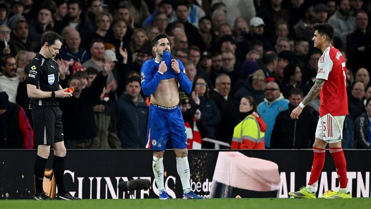 В «Челси» появился очень ленивый игрок – он не хотел бежать назад в оборону В «Челси» появился очень ленивый игрок – он не хотел бежать назад в оборону