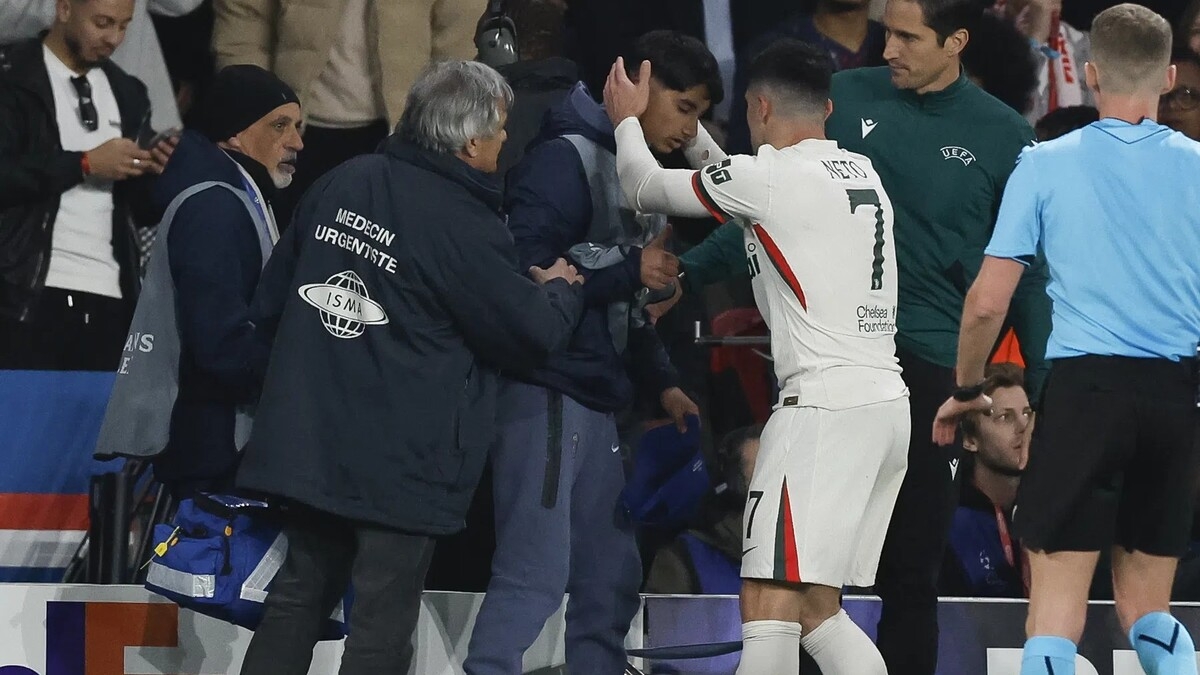 Нервы накалились: футболист «Челси» едва не вырубил болбоя после недавней красной карточки