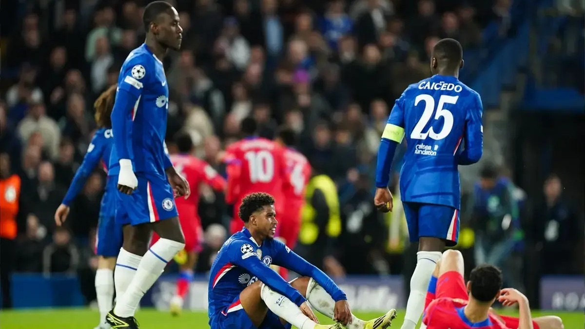 Новый уровень унижения и позора: фанаты «Челси» болели за ПСЖ