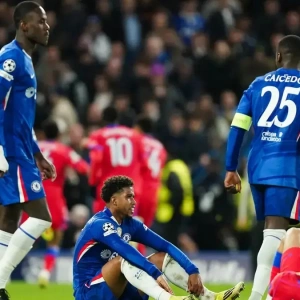 Новый уровень унижения и позора: фанаты «Челси» болели за ПСЖ